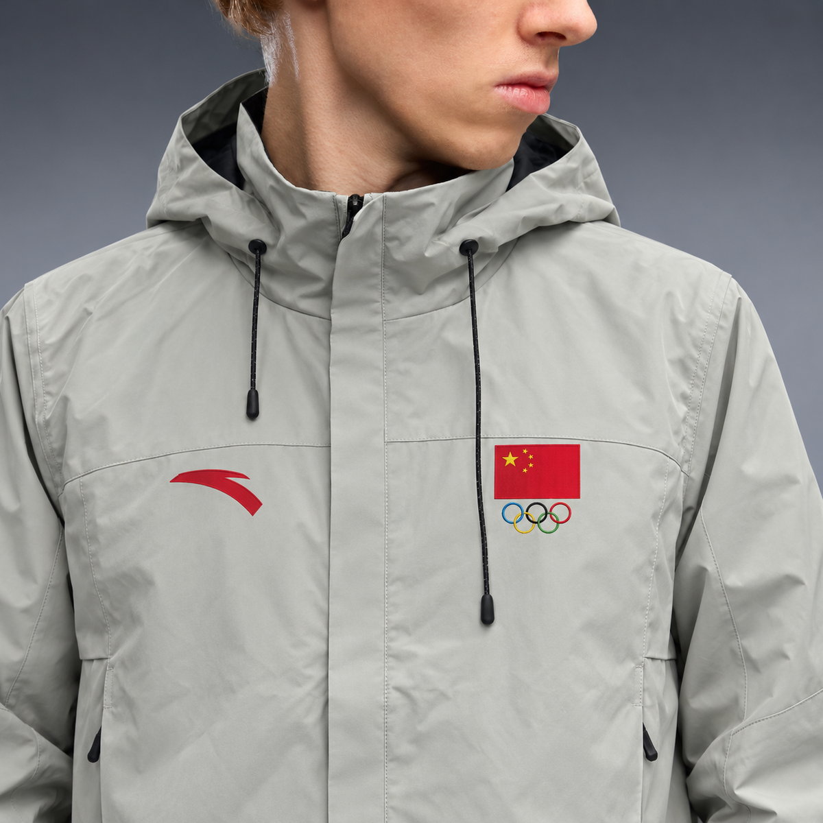 fd-gen yp-anta-china-hooded-windbreaker-light-grey-50874 detalhe-peito