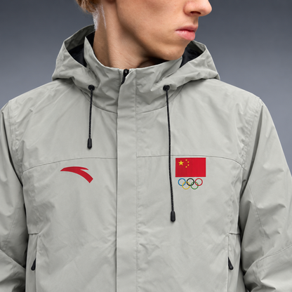 fd-gen yp-anta-china-hooded-windbreaker-light-grey-50874 detalhe-peito