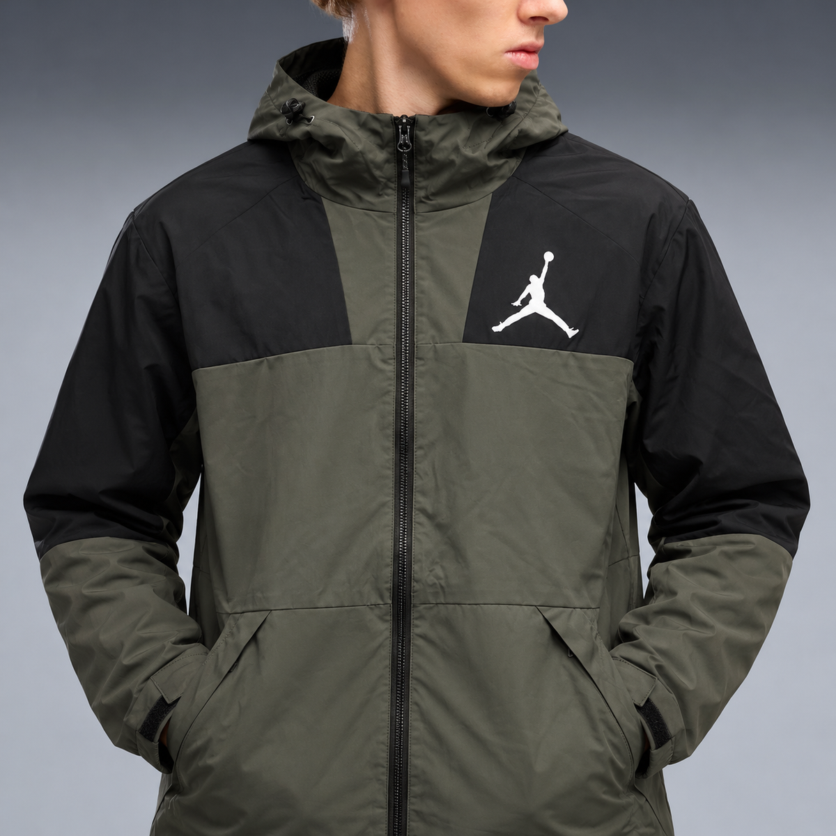 fd-gen yp-jordan-hooded-windbreaker-49964--olive-green-black detalhe-peito