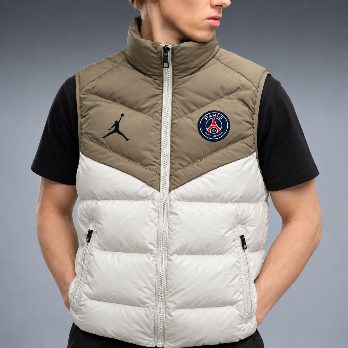 fd-gen yp-jordan-paris-saint-germain-puffer-vest-36696--khaki-off-white detalhe-peito