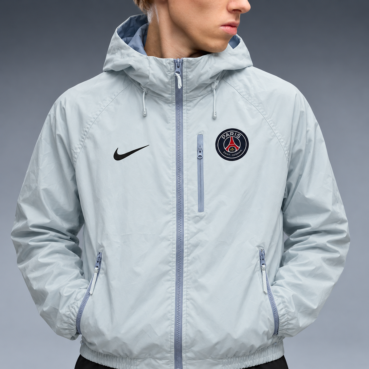 fd-gen yp-nike-paris-saint-germain-windbreaker-72510--light-blue detalhe-peito