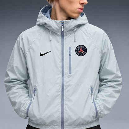 fd-gen yp-nike-paris-saint-germain-windbreaker-72510--light-blue detalhe-peito
