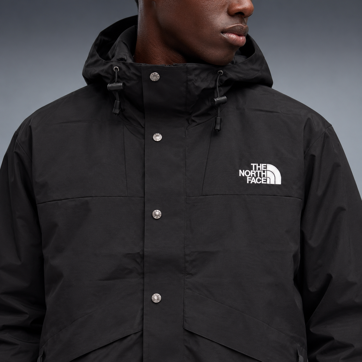 fd-gen yp-the-north-face-hooded-windbreaker-16246--black detalhe-peito